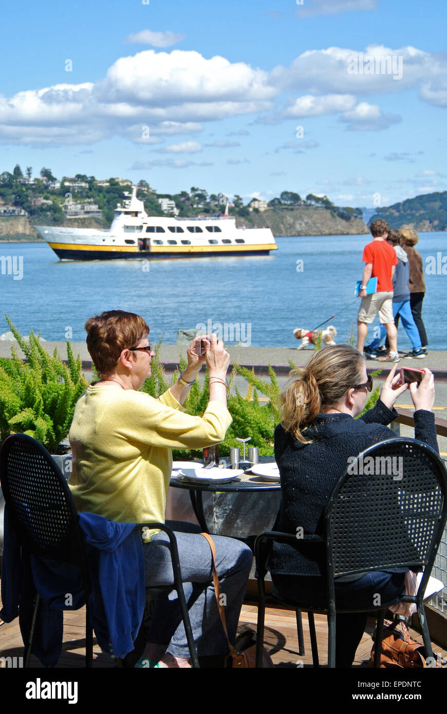 Les touristes de prendre des photos sur je téléphone à Sausalito Cafe Banque D'Images