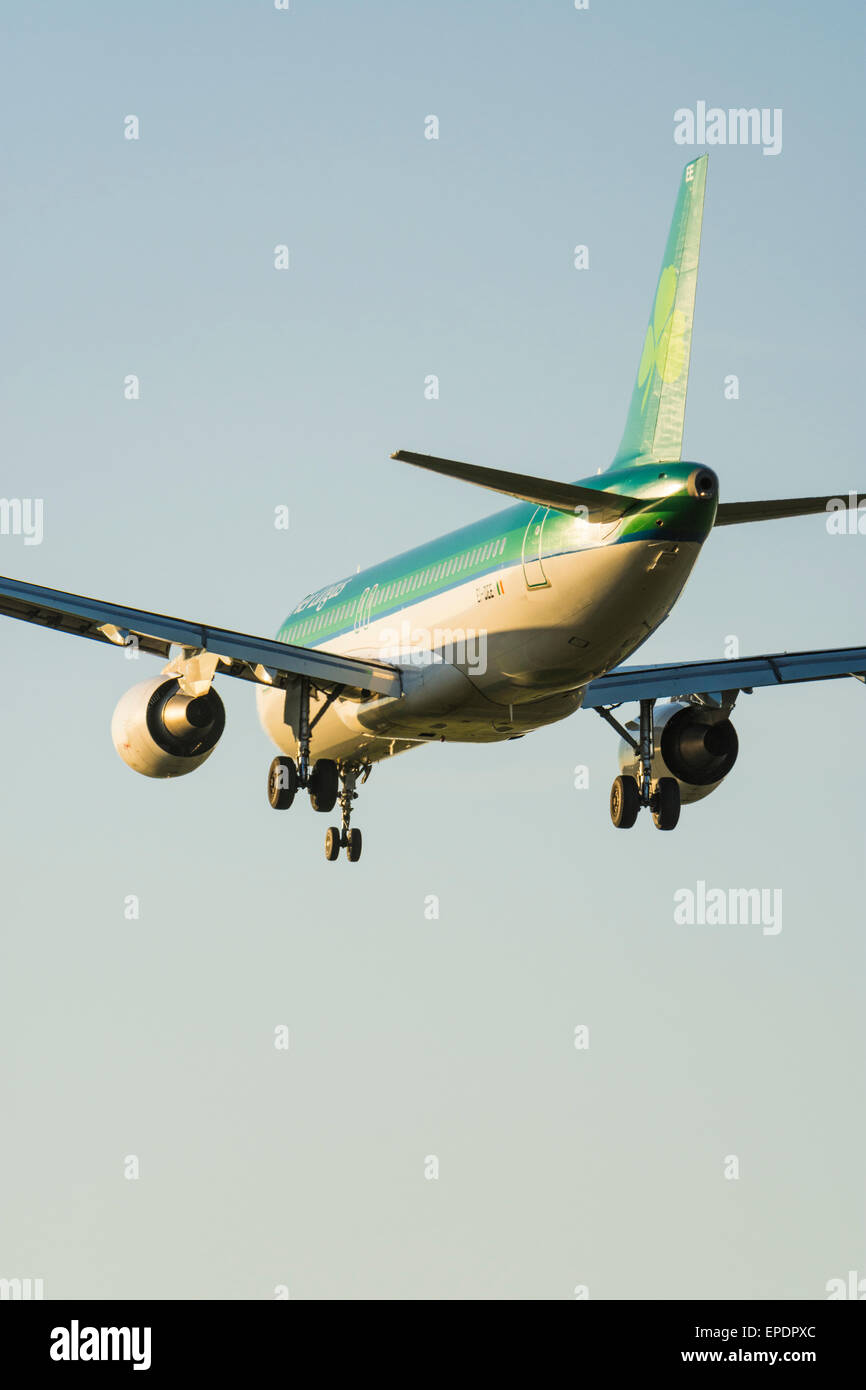 Vue arrière d'un Airbus A320 d'Aer Lingus avion en approche à la terre Banque D'Images