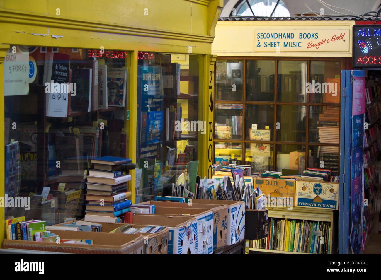 Décrochage du Marché St Nicholas livre le centre-ville de Bristol en Angleterre Banque D'Images