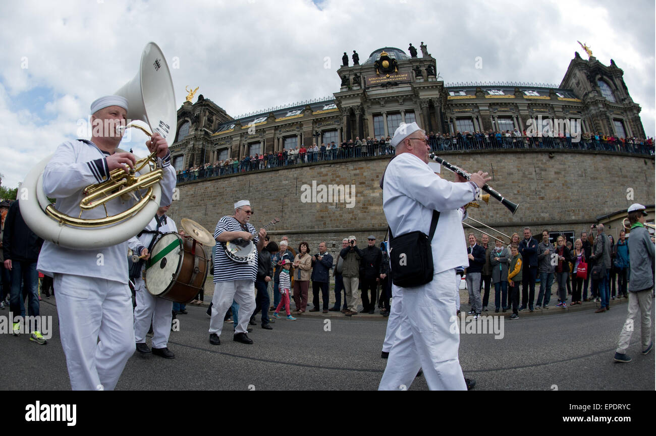 Dresde, Allemagne. 17 mai, 2015. Des milliers de spectateurs regarder la street parade du festival international Dixieland Dresden à Dresden, Allemagne, 17 mai 2015. Quelque 400 000 visiteurs ont participé à la 45e édition du festival de dixieland. Photo : ARNO BURGI/dpa/Alamy Live News Banque D'Images