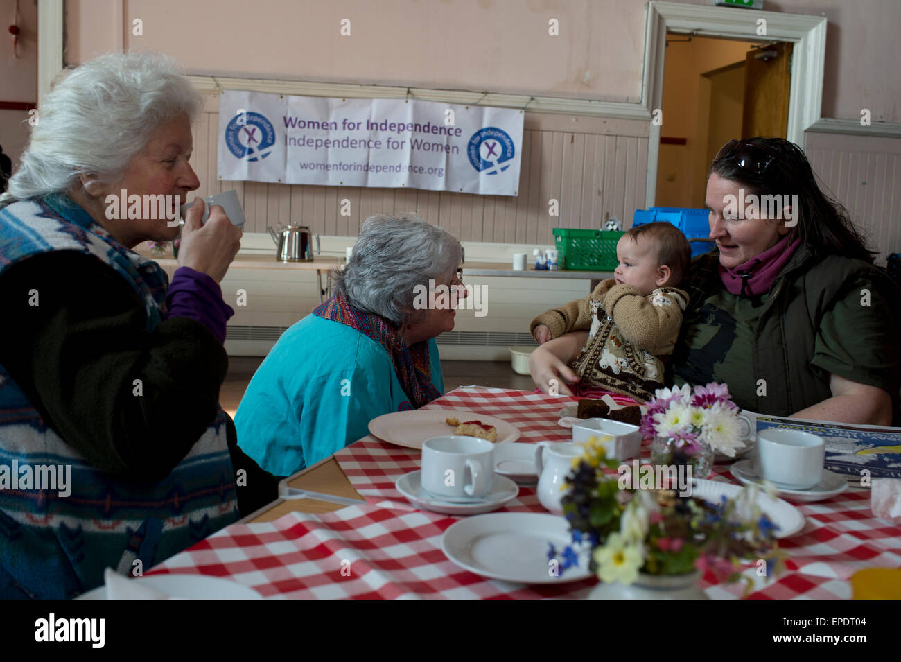 L'Écosse, West Kilbride. Les femmes pour l'indépendance de cafe pour les électeurs - chat femmes en politique Banque D'Images