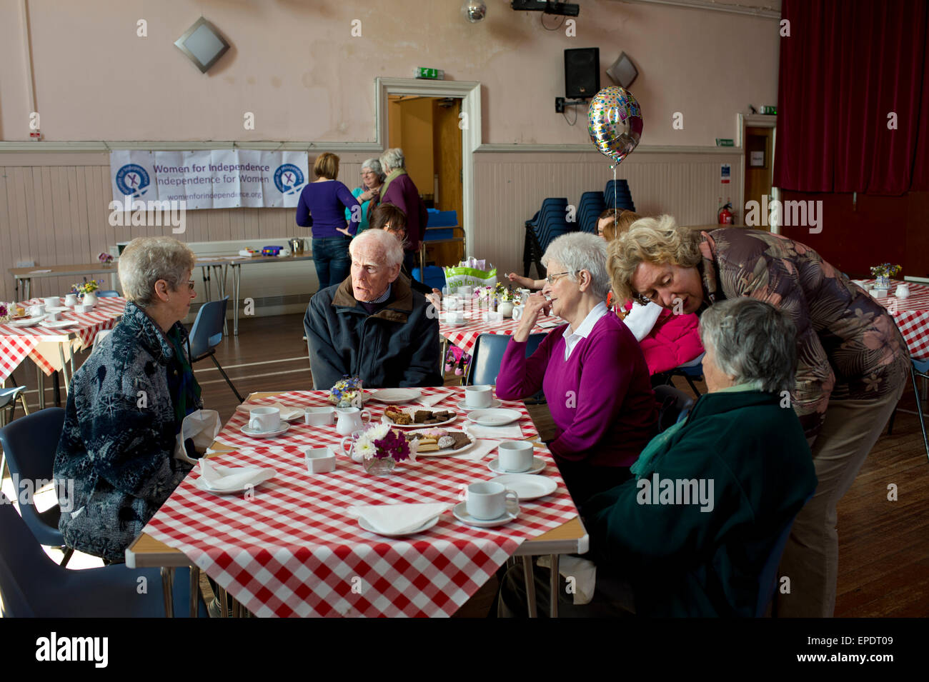 L'Écosse, West Kilbride. Élection générale 2015.Les femmes pour l'indépendance de café pour des électeurs de centre communautaire. Banque D'Images