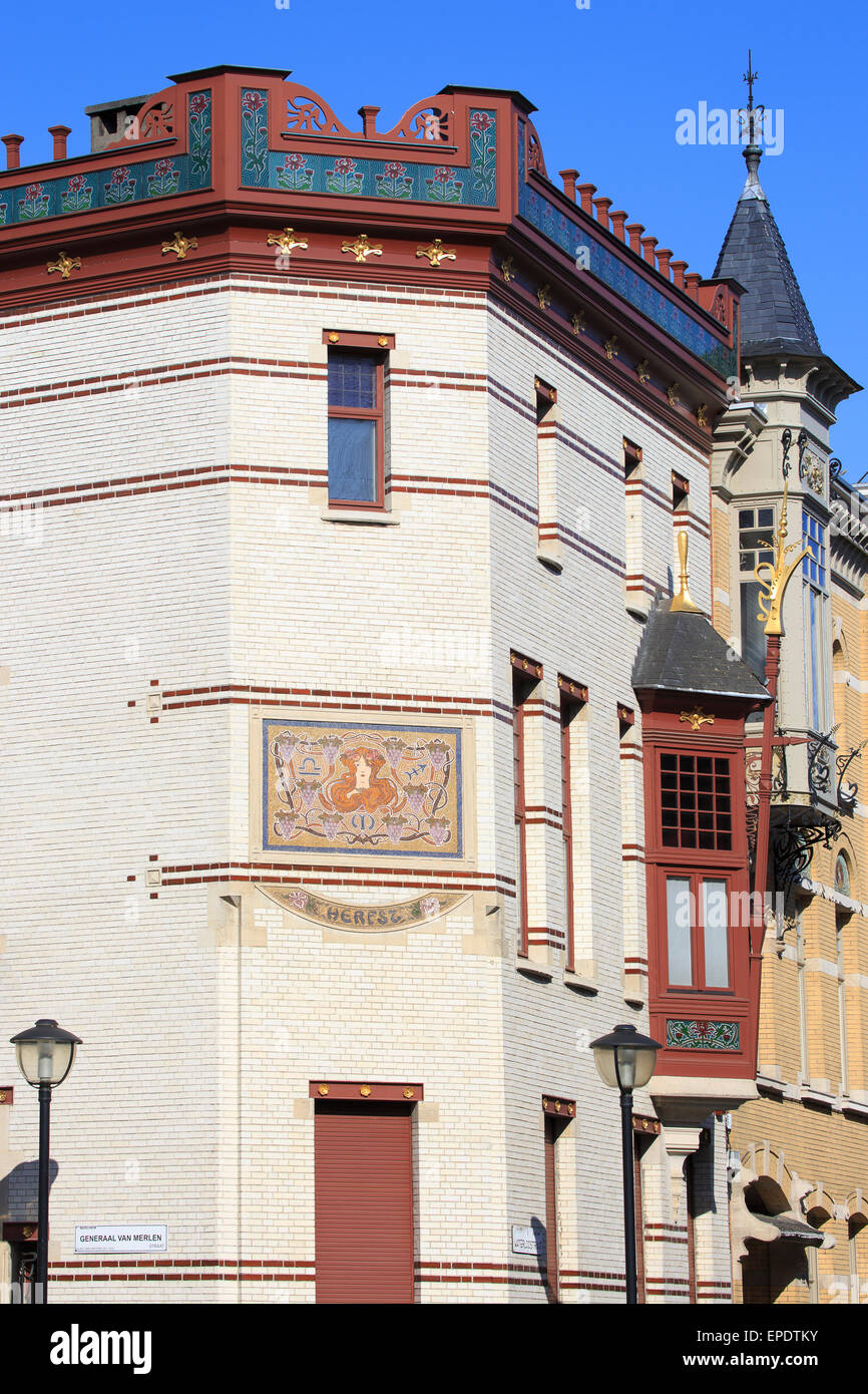 Détail de la chambre d'automne (l'une des Quatre Saisons) dans le style Art Nouveau à Zurenborg à Anvers, Belgique Banque D'Images