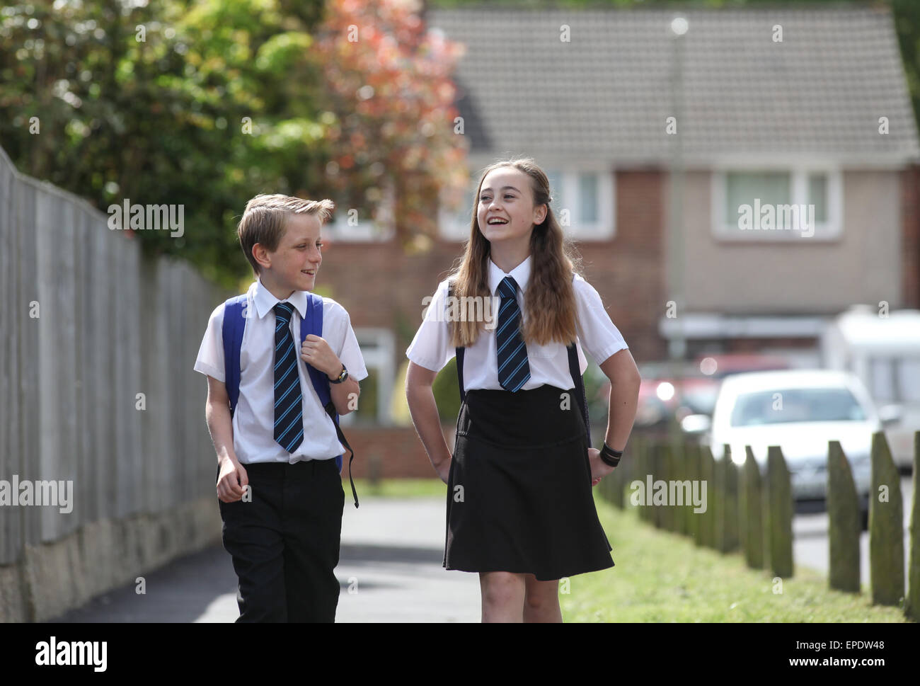 Les écoliers en uniforme à l'école à pied UK Banque D'Images