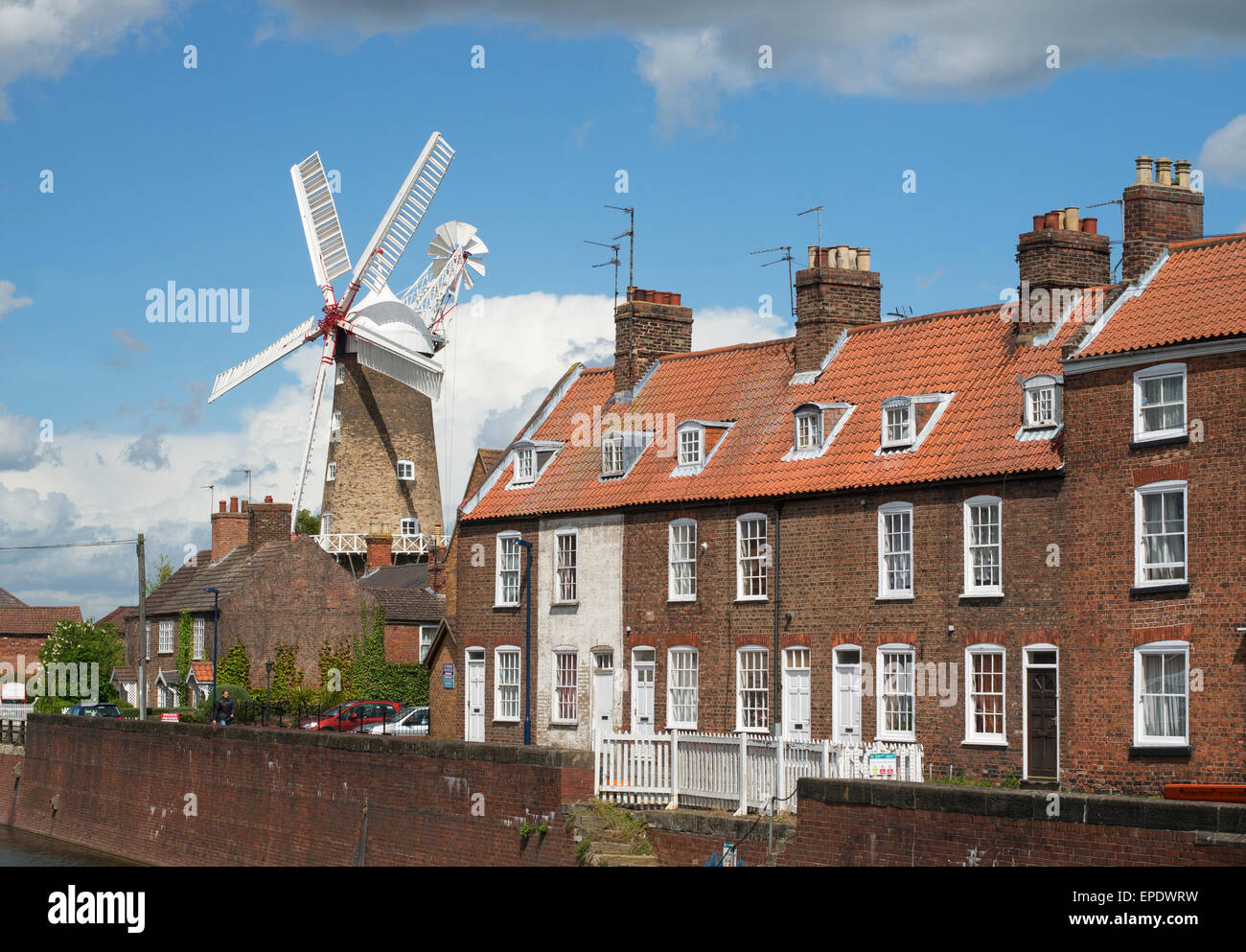 Maud Foster Moulin et terrasse de maisons Boston, Lincolnshire, Angleterre, RU Banque D'Images