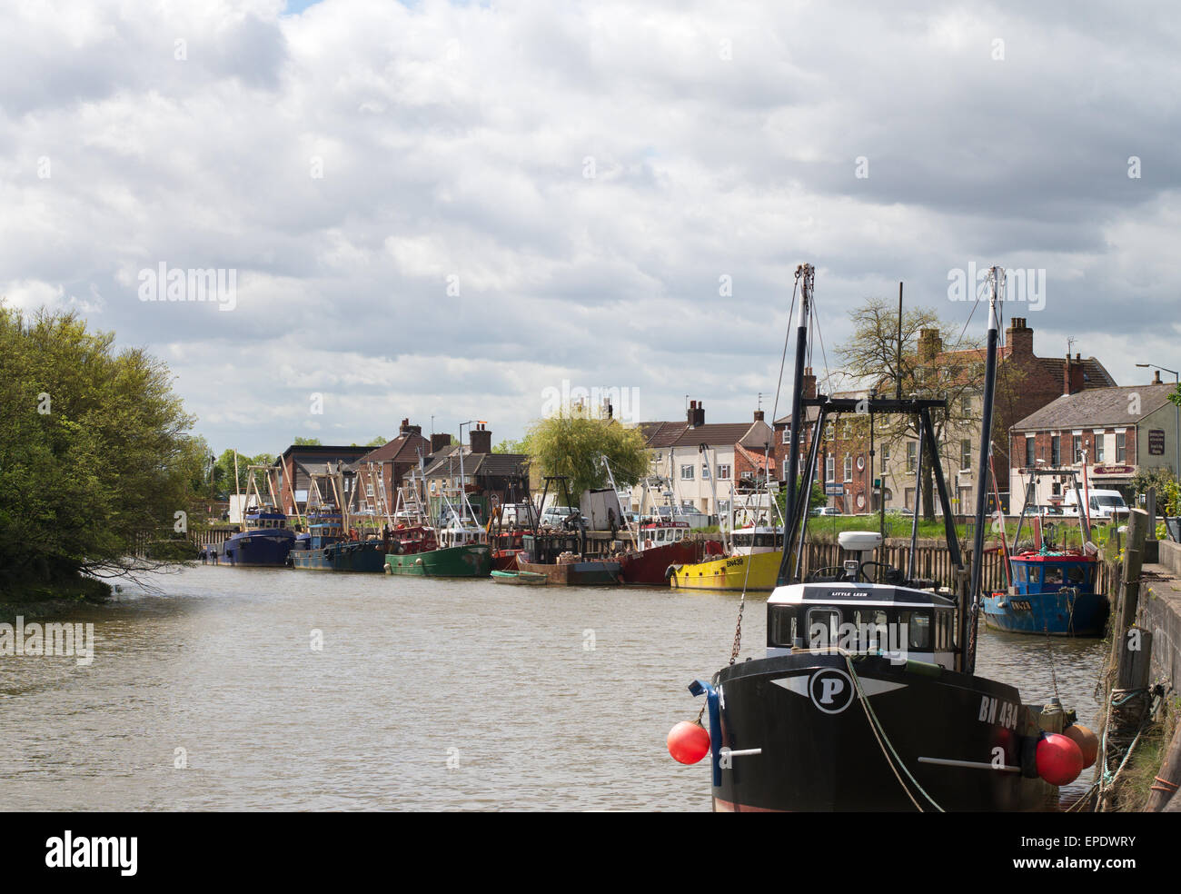 Les bateaux de pêche amarrés le long de la rivière Witham, Boston, Lincolnshire, Angleterre, RU Banque D'Images