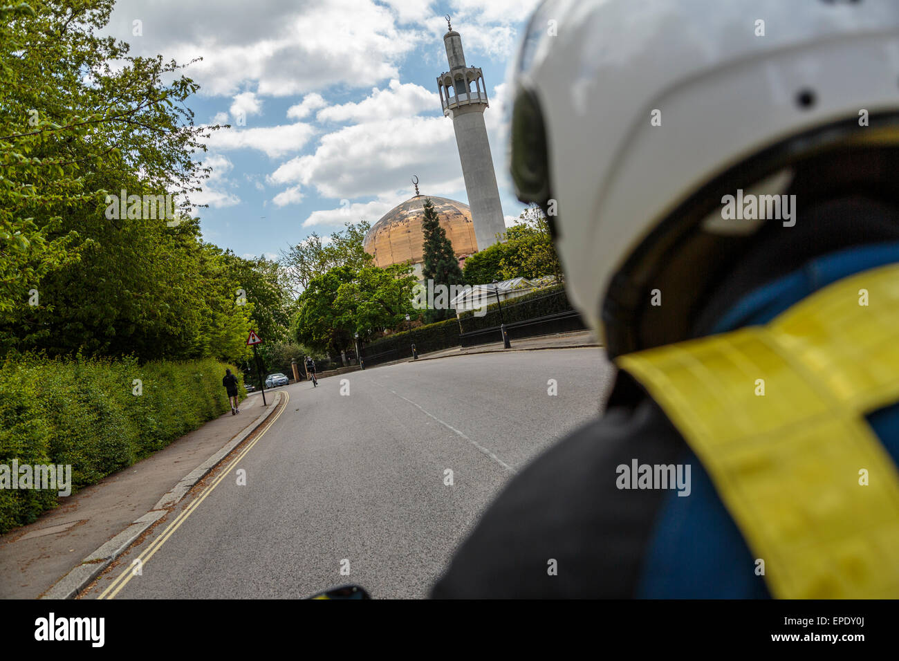 Motocycliste passant le Regents Park London Mosque Banque D'Images