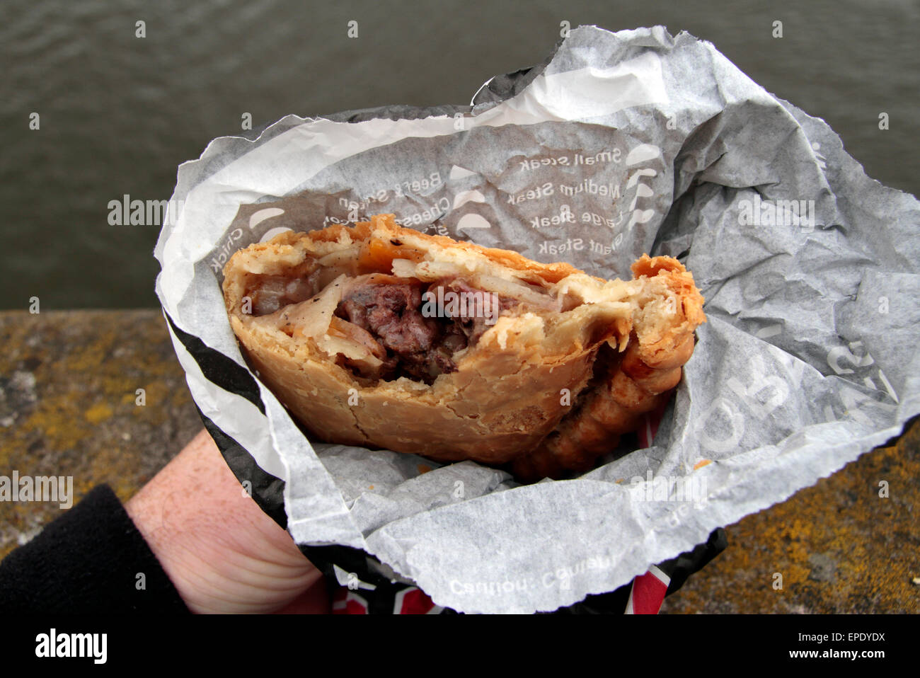 Un Fournil Cornish Pasty shop meat pasty à Worcester, Worcester, Royaume-Uni. Banque D'Images