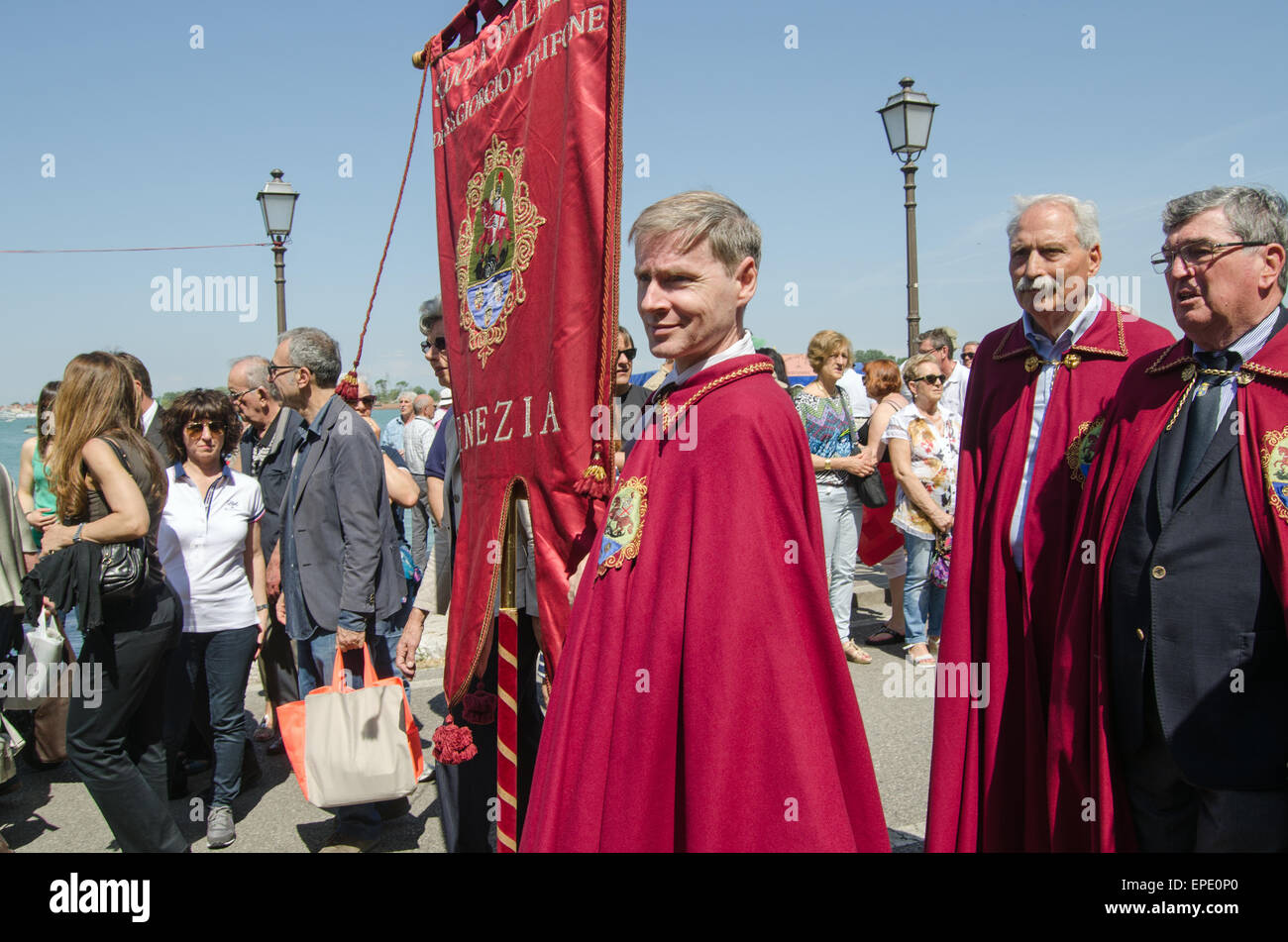 Venise, Italie - 17 MAI 2015 : Festa della Sensa parade avec les membres de la Scuola dei SS Giorgio e Trifone dans des robes. Banque D'Images