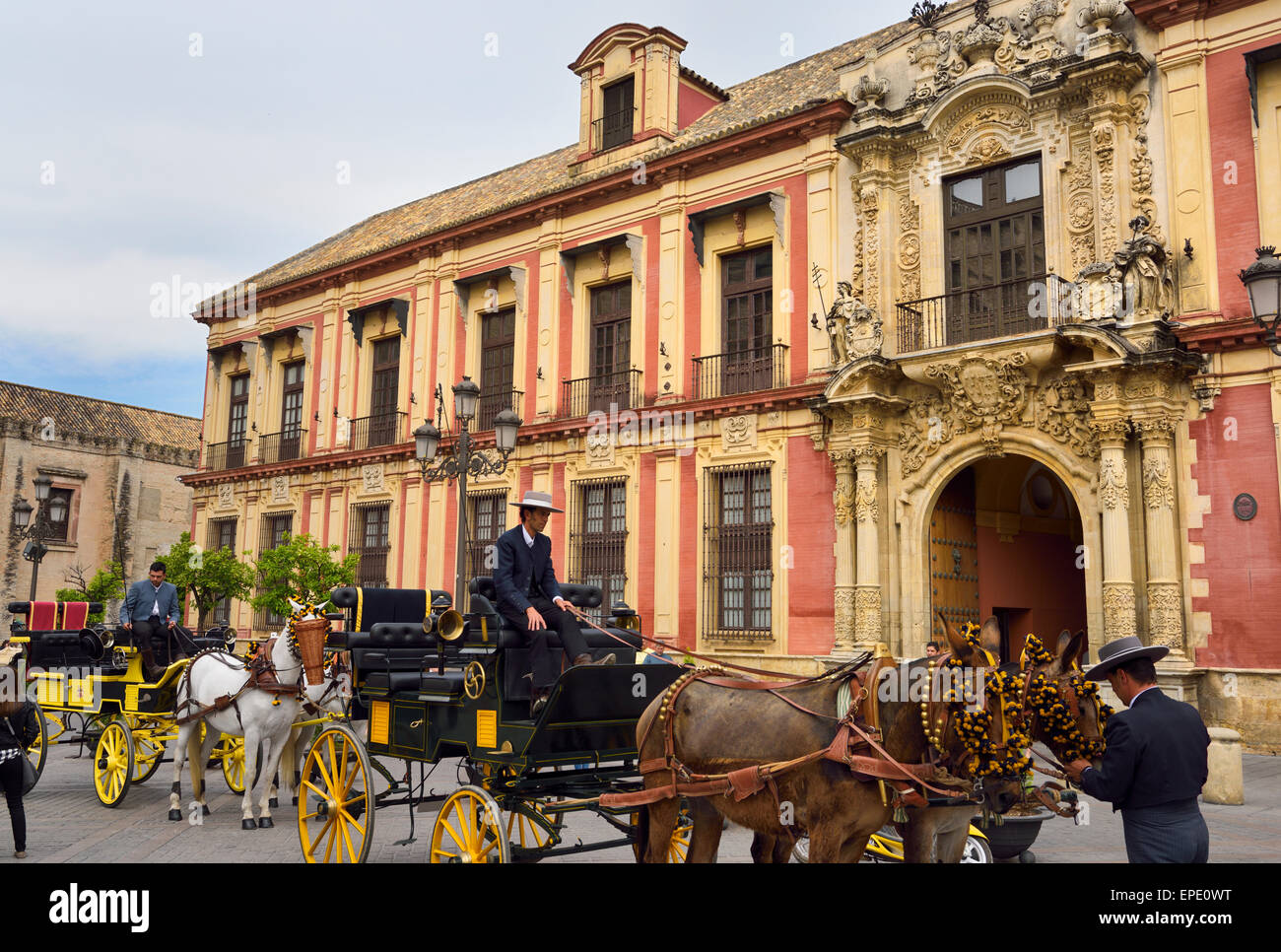 Le marié s'occuper des chevaux et mules à l'Archibishops voitures dessin Palace Seville Espagne Banque D'Images