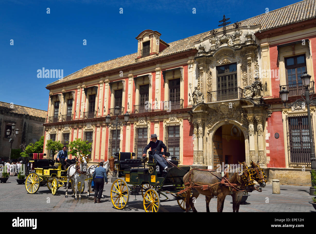 Arrosage des chevaux de calèches devant le palais des archevêques de Séville Espagne Banque D'Images