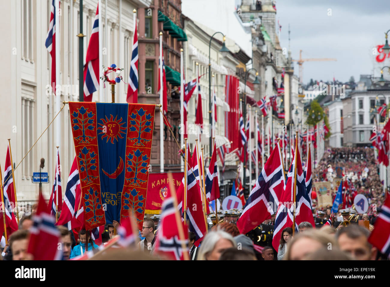 Oslo, Norvège, le 17 mai 2015. La famille royale norvégienne accueillir des groupes d'écoliers pour célébrer le 17 mai Journée nationale de la Constitution. Crédit : Paul Smith/Alamy Live News Banque D'Images