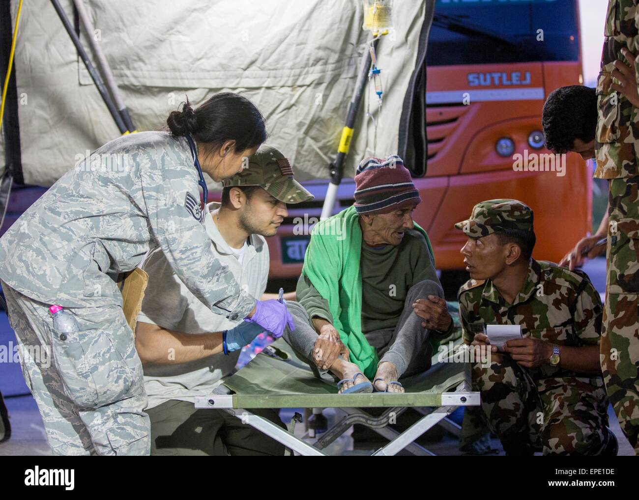 Les membres des services de la Force opérationnelle 505 les médecins de l'armée népalaise et traiter les victimes lors d'une zone de triage médical à l'aéroport international de Tribhuvan, 12 mai 2015 à Katmandou, au Népal. 7.3 Une ampleur aftershock séisme a frappé le royaume après la séisme de magnitude 7,8 le 25 avril. Banque D'Images