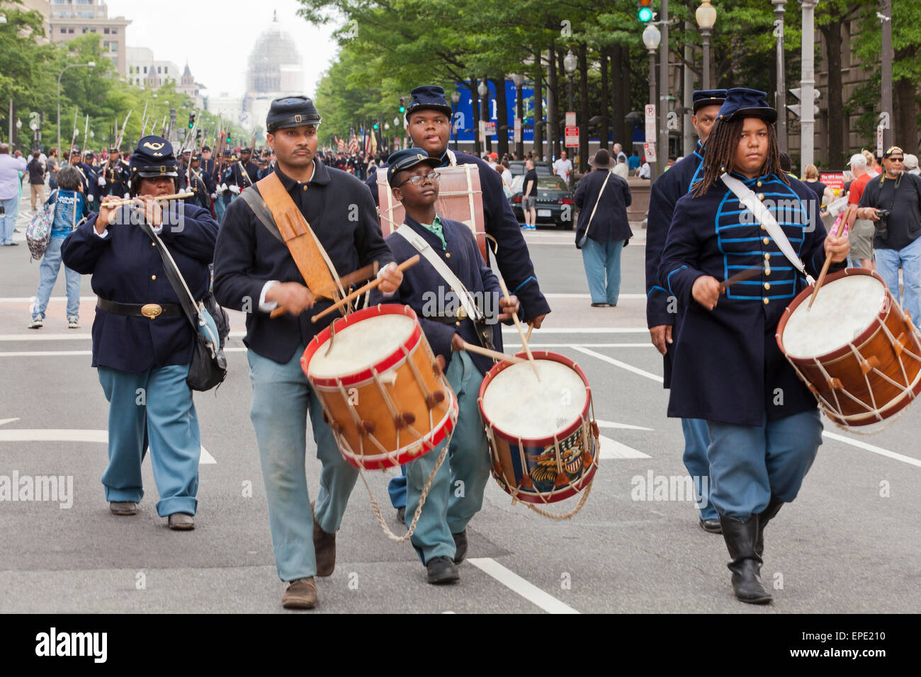 Washington, DC, USA. 17 mai, 2015. Des milliers de guerre civile reenactors mars sur Pennsylvania Avenue pour célébrer le 150e anniversaire de la Grande Parade de la victoire d'examen, qui a marqué la fin de la guerre civile américaine en 1865. Credit : B Christopher/Alamy Live News Banque D'Images