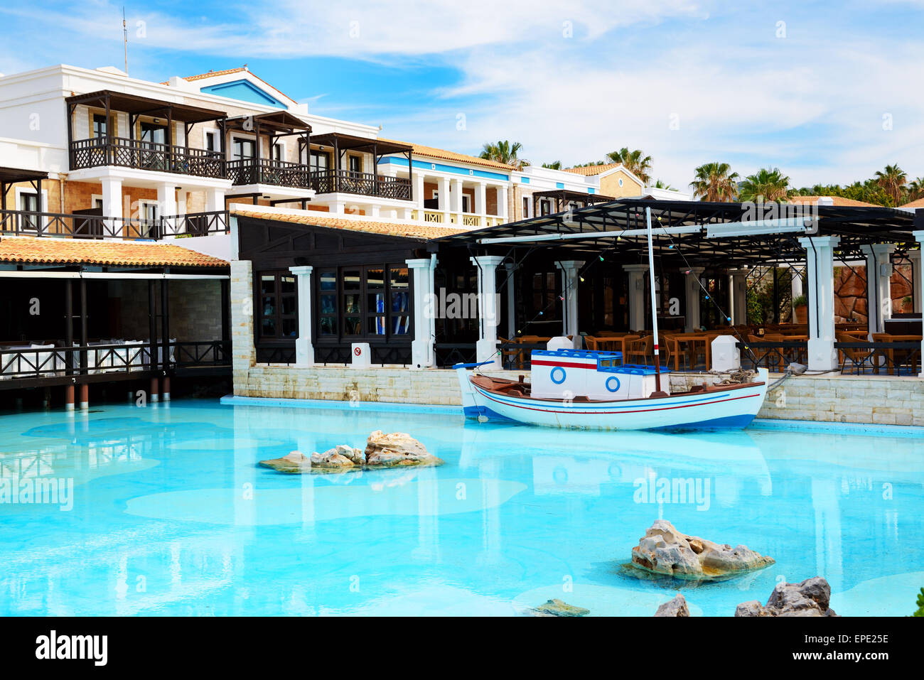 Restaurant en plein air et la piscine de l'hôtel de luxe, Crète, Grèce Banque D'Images