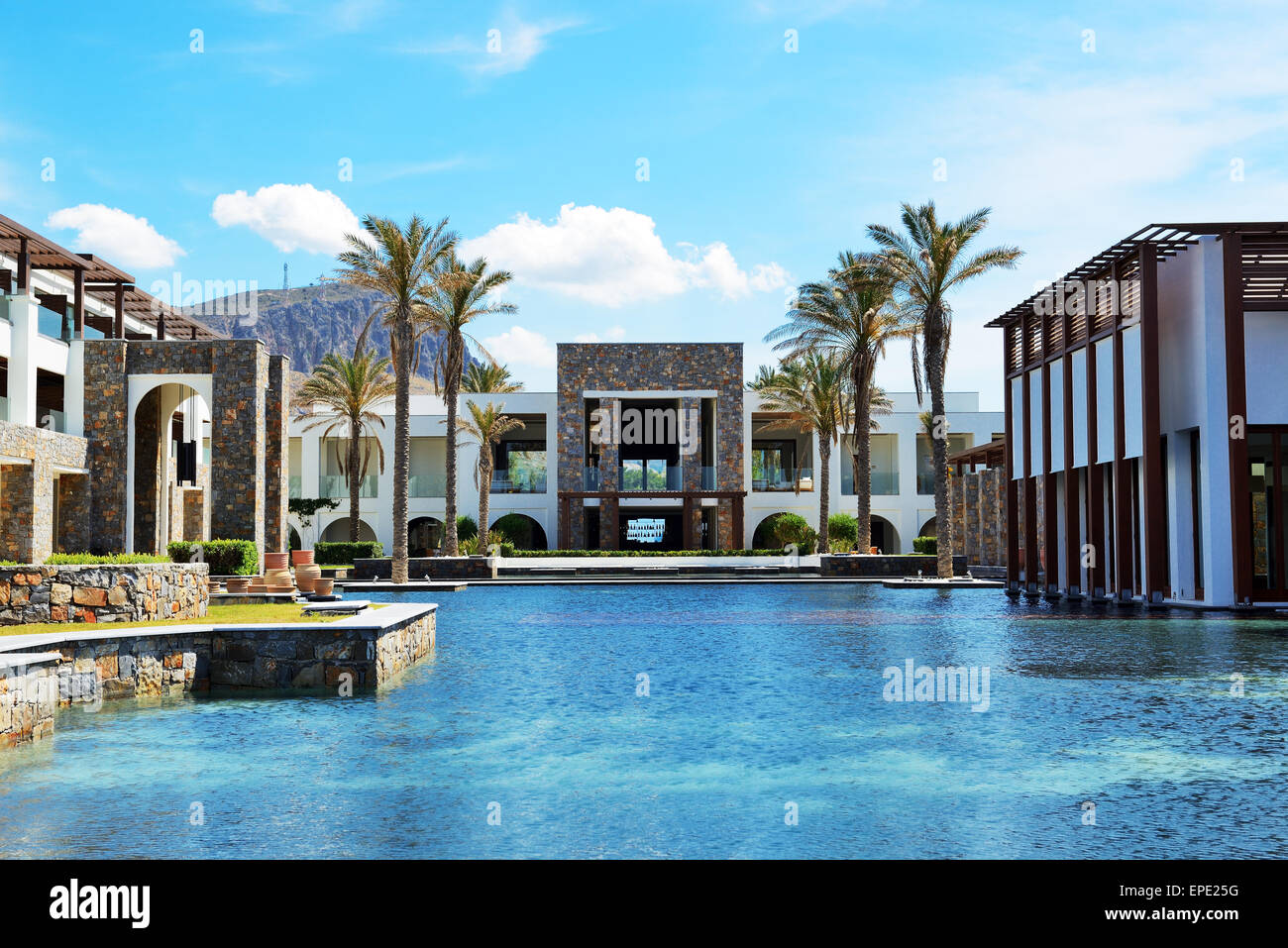 La piscine et la construction de l'hôtel de luxe, Crète, Grèce Banque D'Images