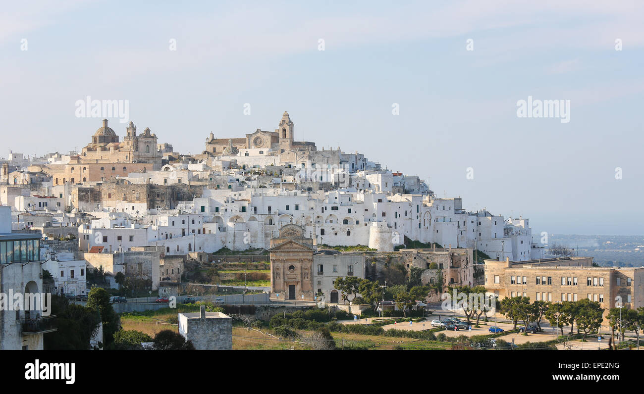 Vue sur la vieille ville médiévale d'Ostuni dans les Pouilles, Italie du Sud.Le centre d'Ostuni est connue comme la ville blanche ou la Citta Bianc Banque D'Images
