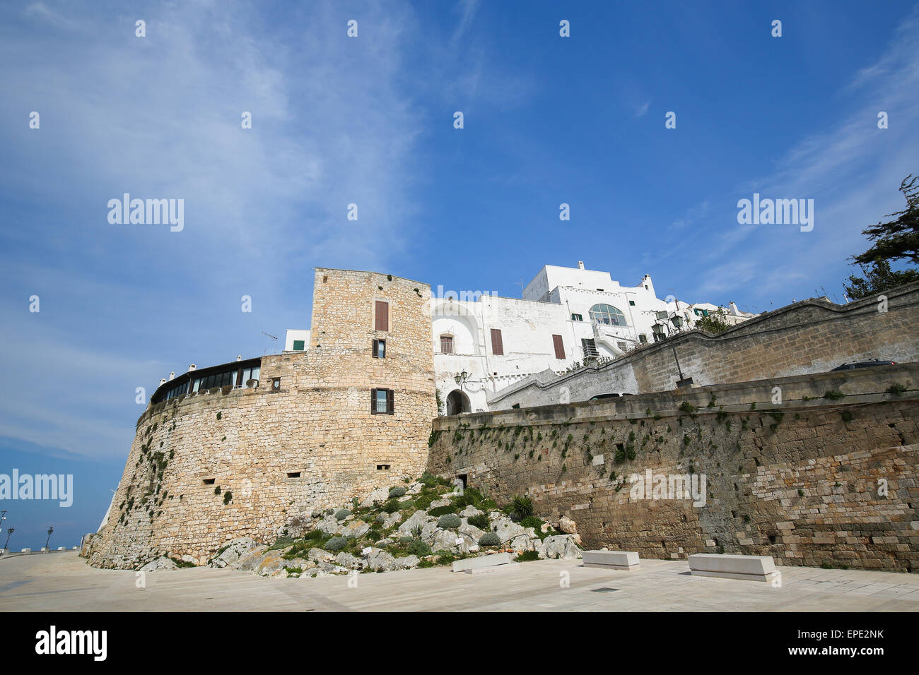 Remparts de la ville médiévale d''Ostuni, dans les Pouilles, Italie du Sud, connue comme la ville blanche ou la Citta Bianca. Banque D'Images