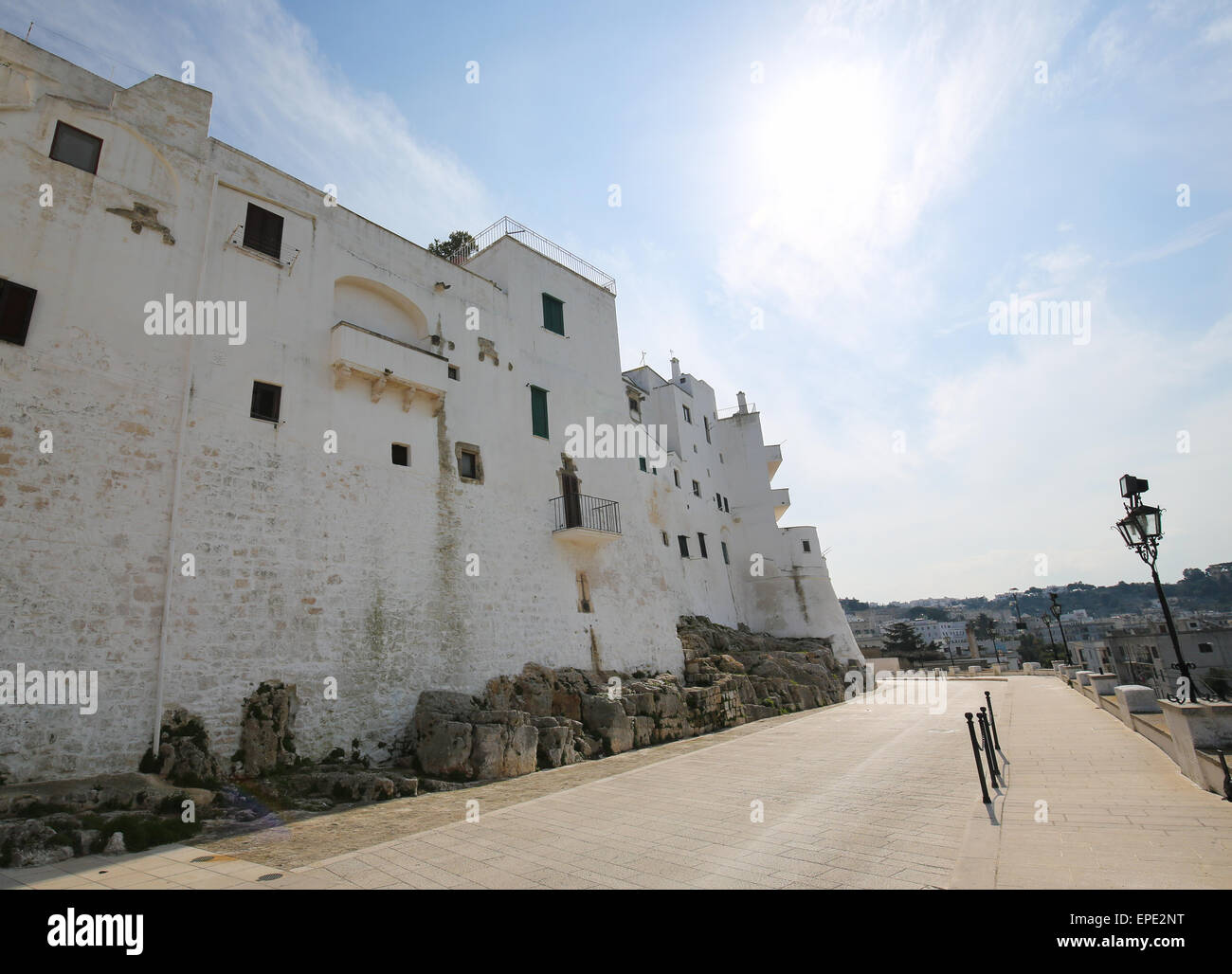 Remparts de la ville médiévale d''Ostuni, dans les Pouilles, Italie du Sud, connue comme la ville blanche ou la Citta Bianca. Banque D'Images