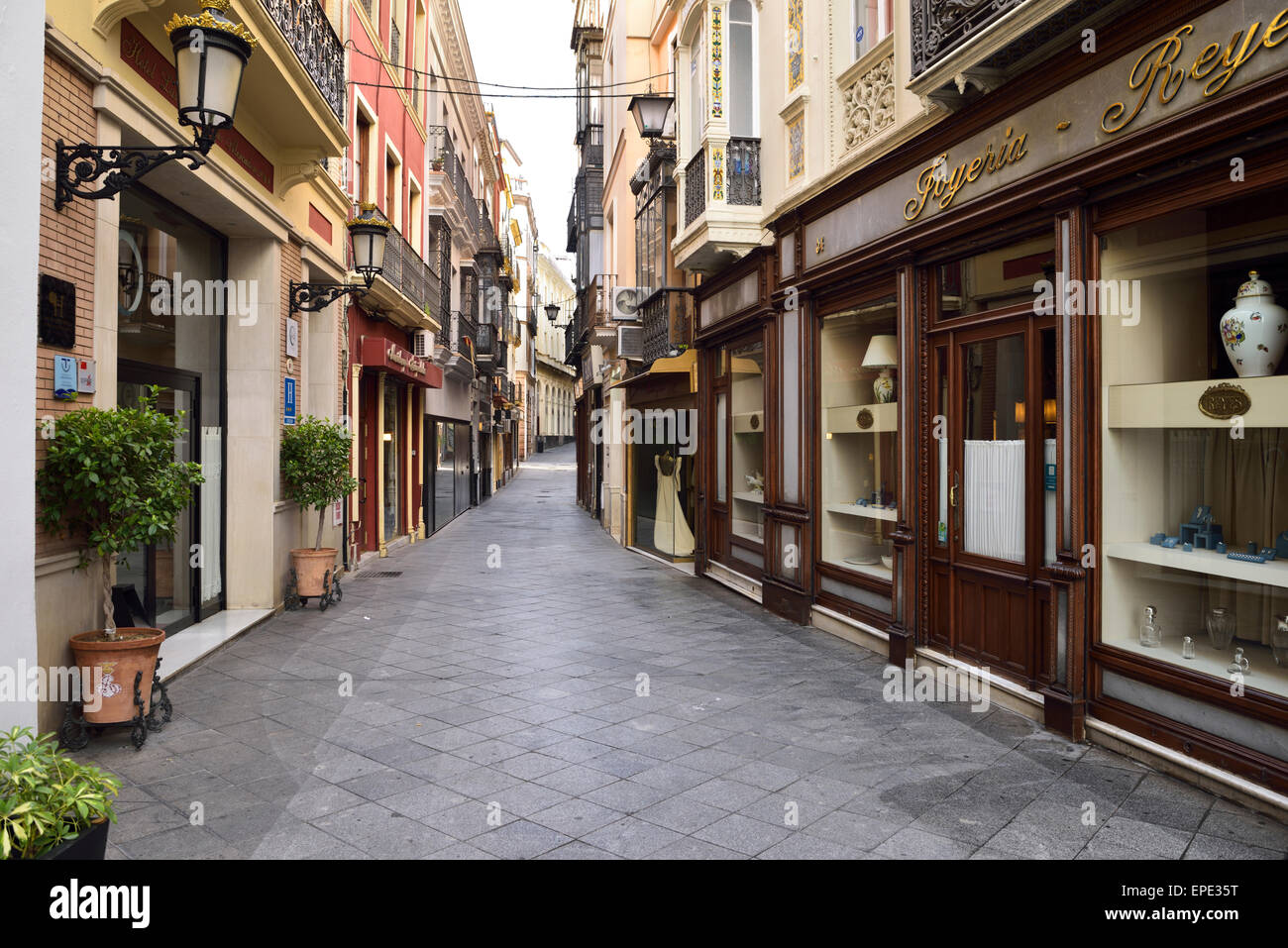 Calle Alvarez Quintero rue calme avec des magasins et l'hôtel de Séville Espagne Banque D'Images