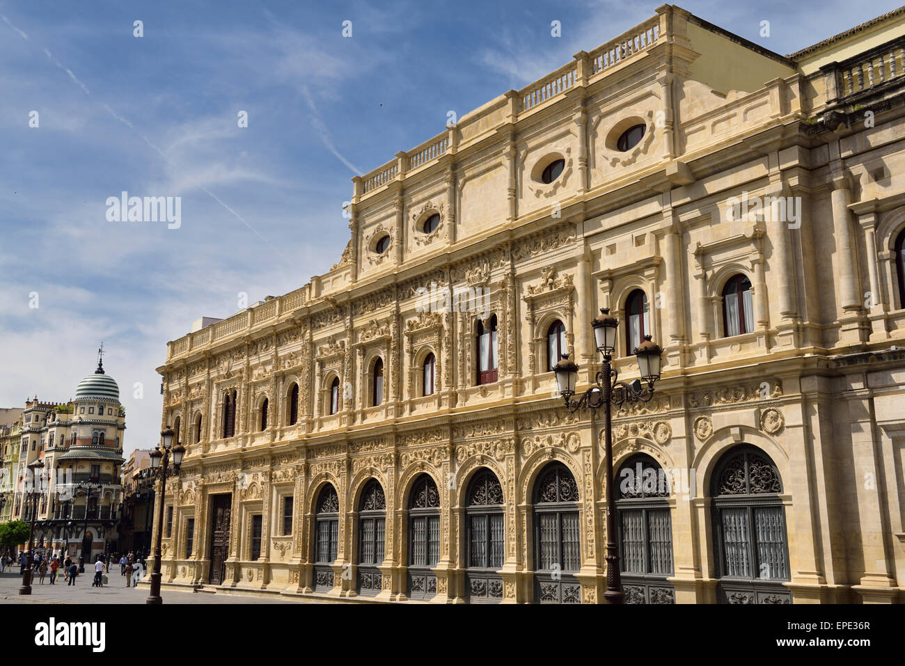 Casa Consistorial de ville avec la construction de l'Adriatique à partir de la Plaza de San Francisco Seville Espagne Banque D'Images