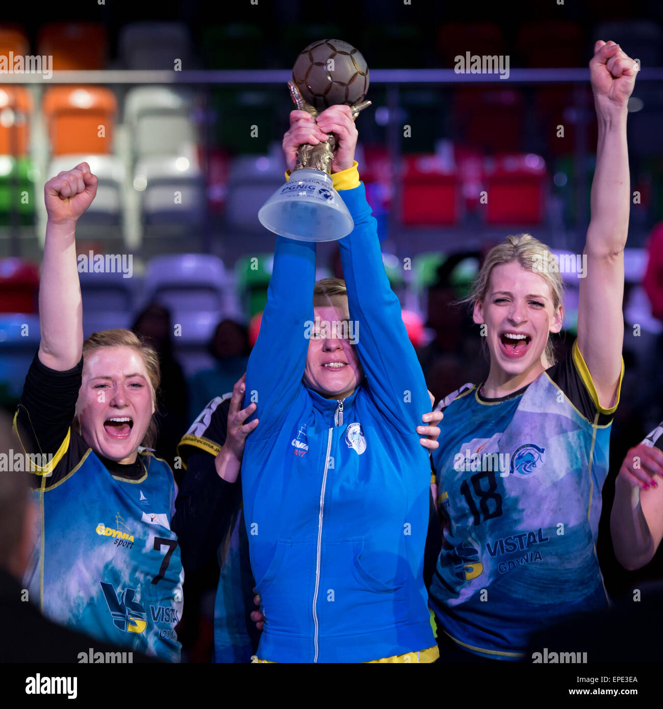 Lubin, Pologne. 17 mai, 2015. Dernier match de PGNiG Polish Cup Femmes dans le handball. Correspondance entre KGHM Metraco Zaglebie Lubin - Vistal Gdynia 18:26.Équipe de Vistal Gdynia après match gagnant Crédit : Piotr Dziurman/Alamy Live News Banque D'Images