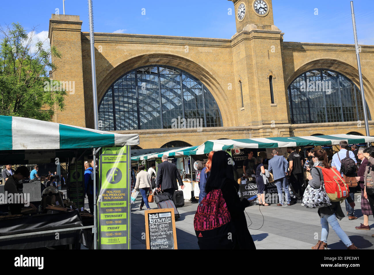 Le vrai marché alimentaire sur Kings Cross place en face de la gare, sur Euston Road, North London, England, UK Banque D'Images