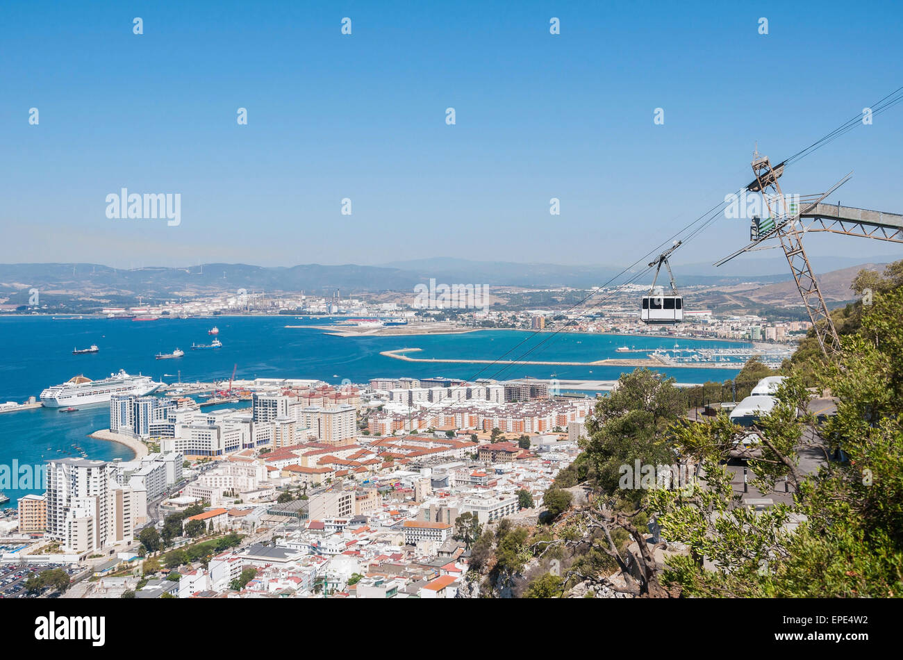 Vue de la ville de Gibraltar et du téléphérique à proximité du haut de rocher de Gibraltar Banque D'Images