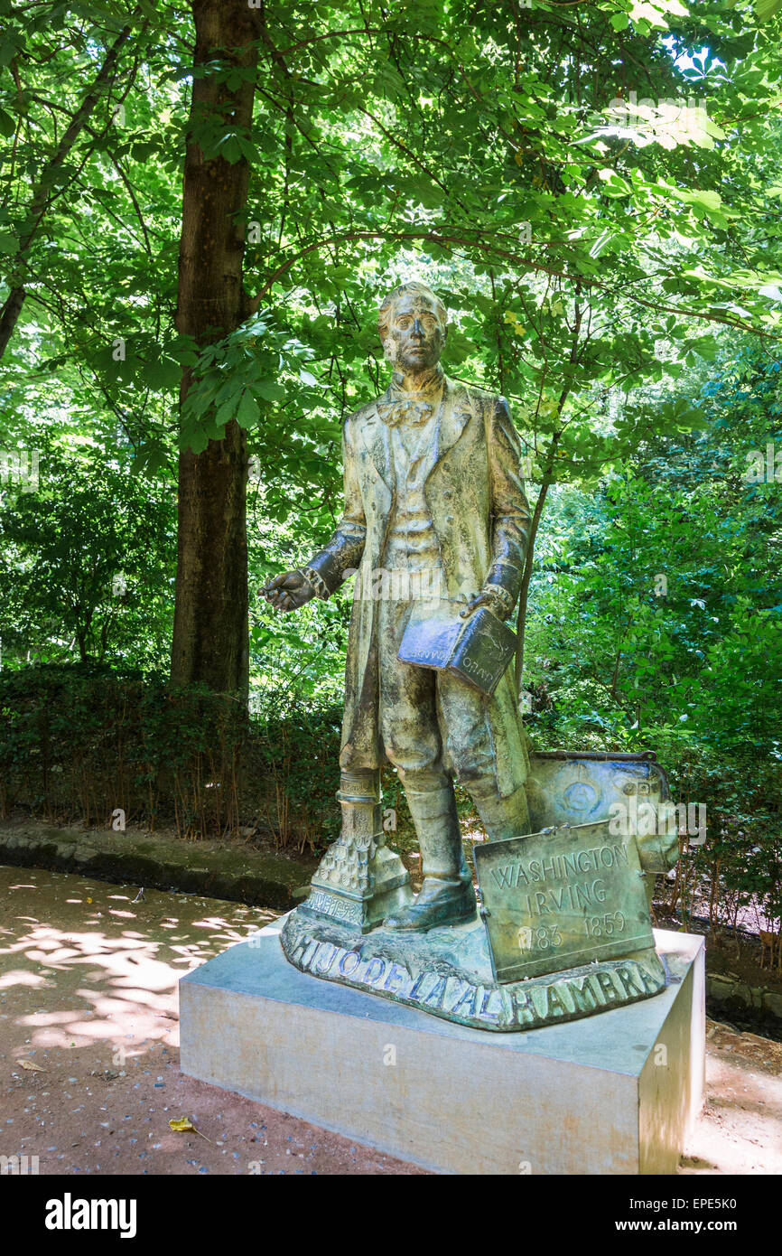 Statue de l'auteur américain Washington Irving (1783-1859) dans les bois à l'extérieur de l'Alhambra, Granada, Andalousie, Espagne du sud Banque D'Images