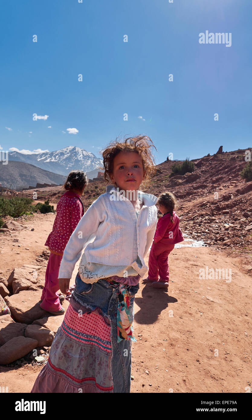 Les jeunes enfants berbères dans les montagnes de l'Atlas, Maroc, Banque D'Images