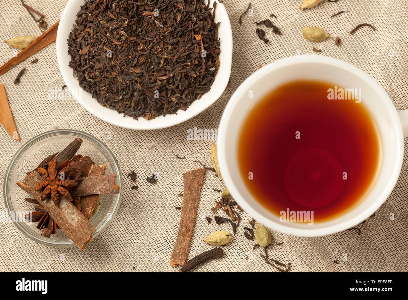 Thé Masala épicé avec des ingrédients Banque D'Images