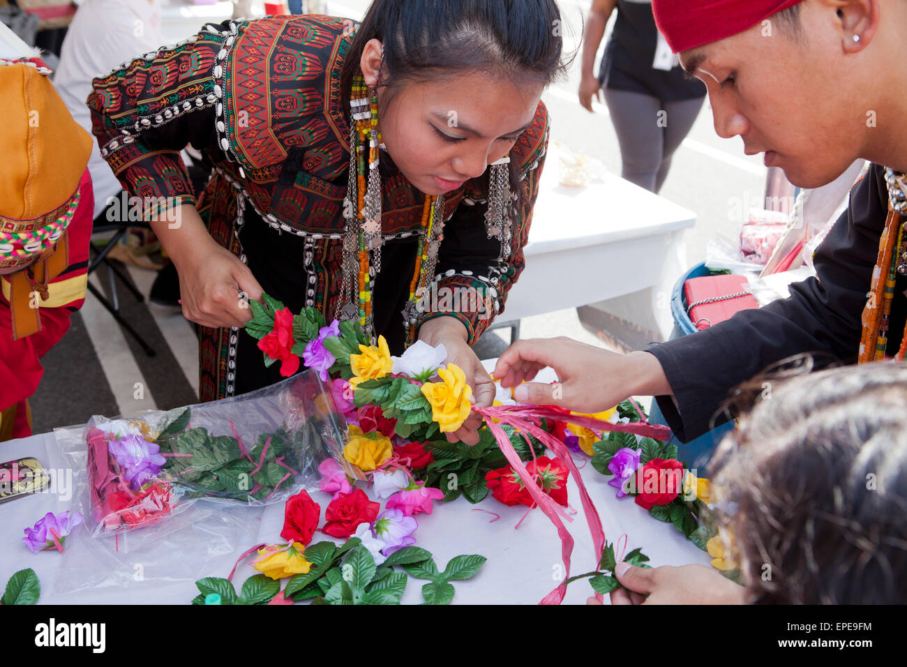 Les jeunes autochtones taïwanais décoration lors d'artisanat asiatique National Heritage Festival - Washington, DC USA Banque D'Images