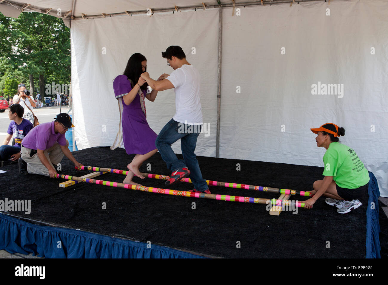 Tinikling dance Banque de photographies et d’images à haute résolution