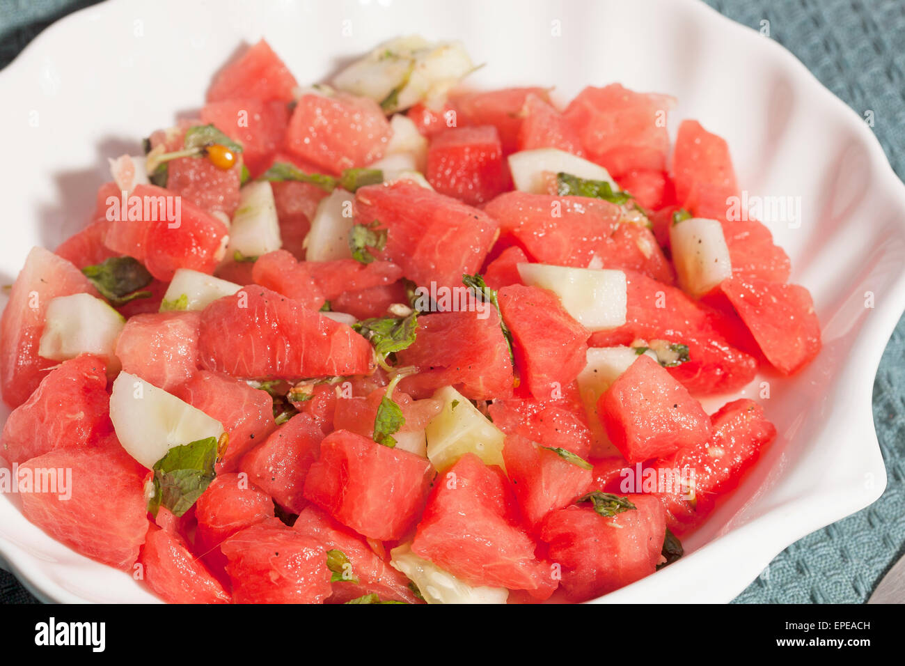 La pastèque rafraîchissante Salade de concombre, et de menthe. Banque D'Images