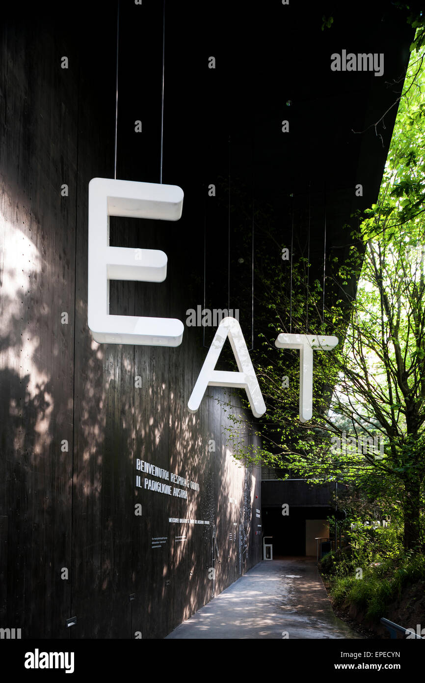 Vue de la façade avec lettrage en suspension. L'Expo Milan 2015, pavillon autrichien, Milan, Italie. Architecte : team.respirer.L'Autriche, Banque D'Images