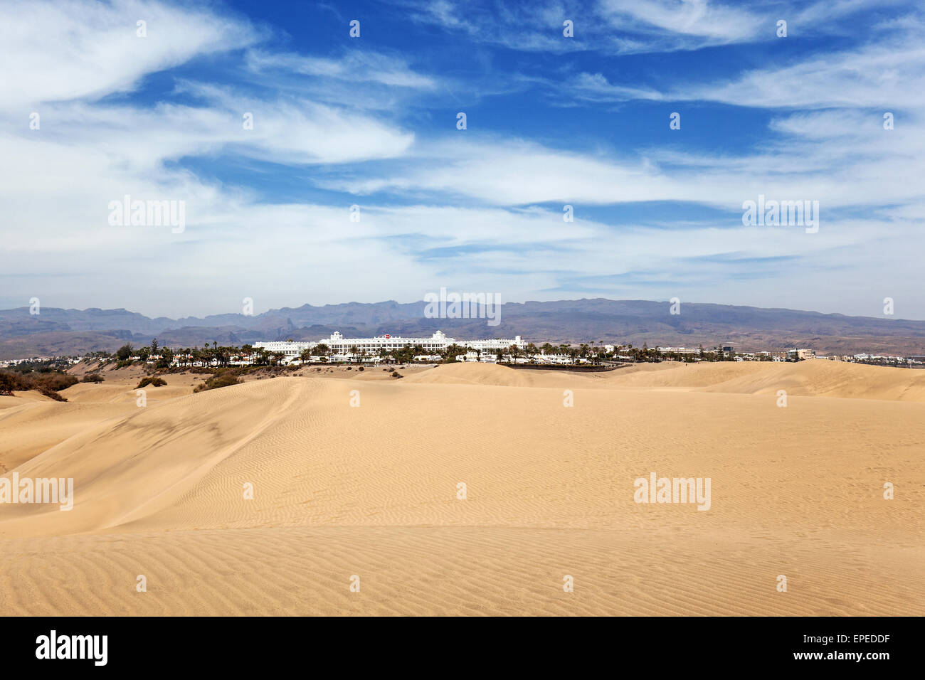 Les dunes, les Dunes de Maspalomas réserve naturelle, l'hôtel RIU et une partie de la zone de l'hôtel Maspalomas de derrière, la formation de nuages Banque D'Images