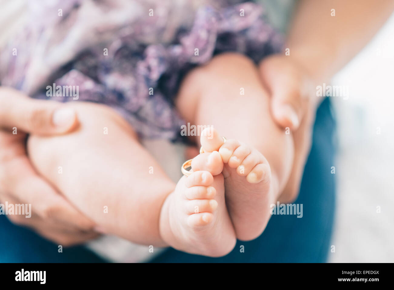 Pieds de bébé avec anneau de mariage Banque D'Images