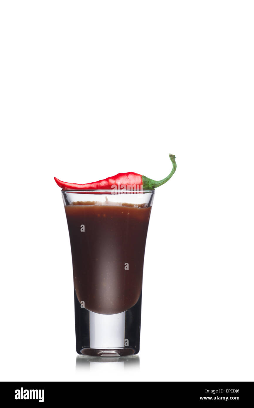 Dessert au chocolat décoré avec des red hot chili pepper dans un verre. Un aliment sucré. Parfait Banque D'Images