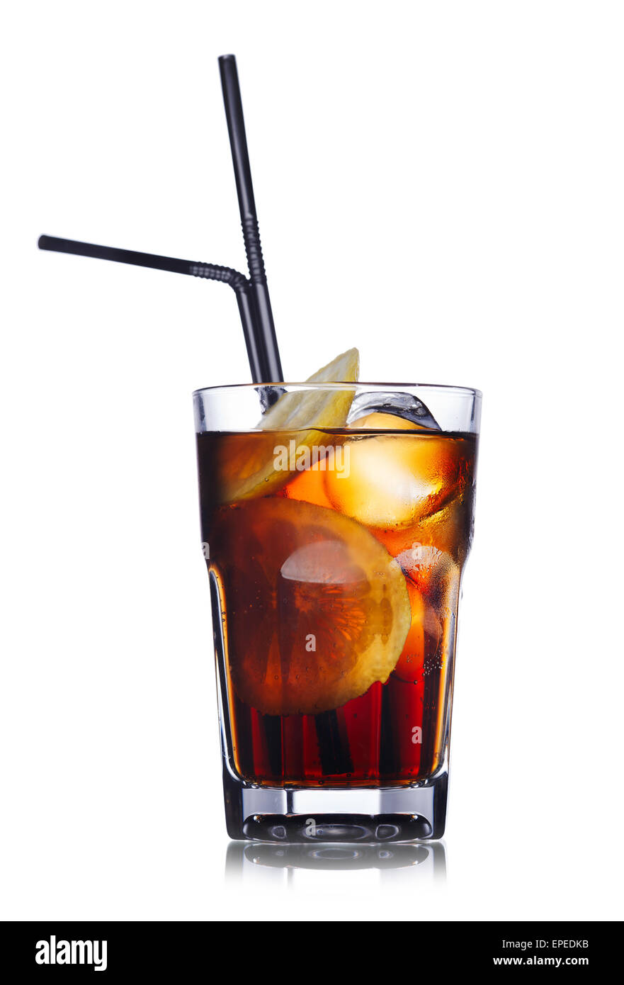 Brandy avec cola cocktail. Cocktail d'été avec paille Banque D'Images