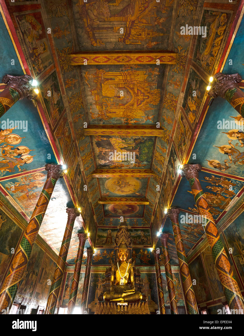 Statue de bronze et des peintures au plafond, statue de Bouddha dans le temple Phnom Penh, Cambodge Banque D'Images