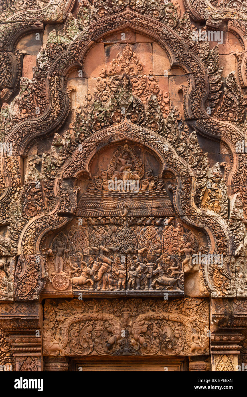 Bas-relief à l'entrée de la bibliothèque nord, Indra, le Khmer Hindu temple Banteay Srei, Province de Siem Reap, Cambodge Banque D'Images