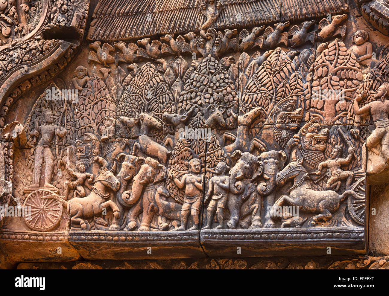 Bas-relief à l'entrée de la bibliothèque nord, Indra, le Khmer Hindu temple Banteay Srei, Province de Siem Reap, Cambodge Banque D'Images