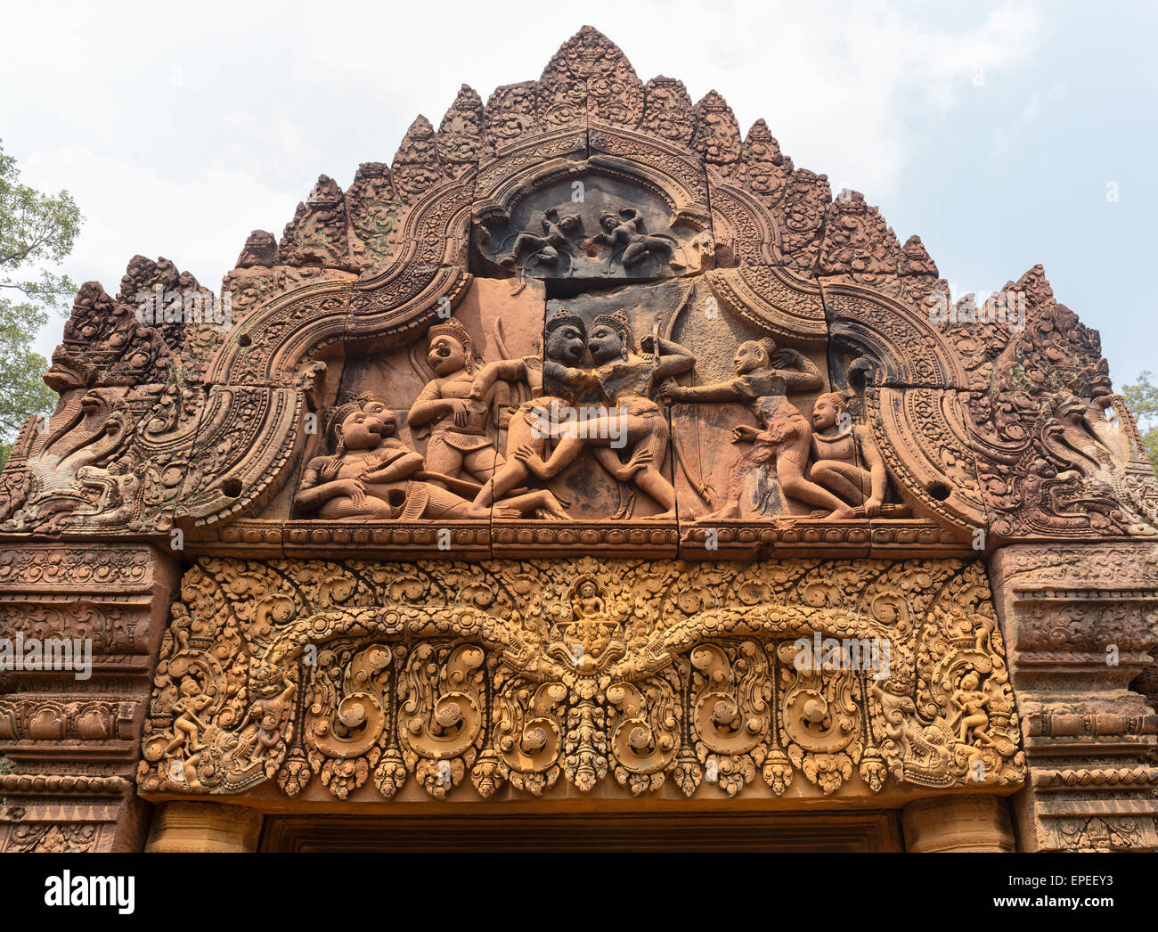 Banteay Srei, bas-relief sur l'ouest de gopuram, grès rose avec l'ornementation, temple hindou Khmer, région d'Angkor Banque D'Images