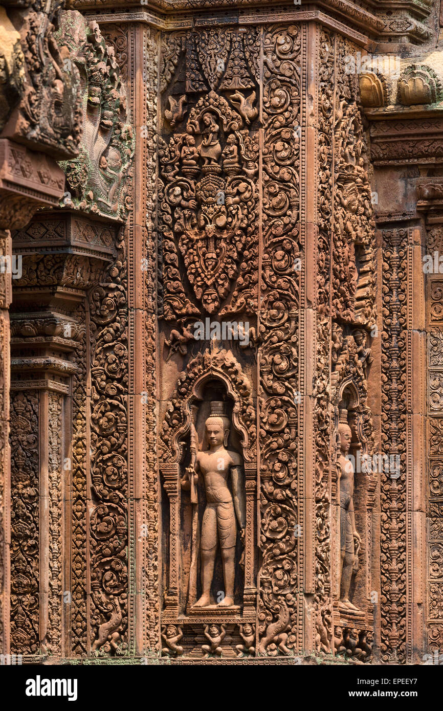 Devi, chiffres de grès Mandapa, Khmer Hindu temple Banteay Srei, Province de Siem Reap, Cambodge Banque D'Images