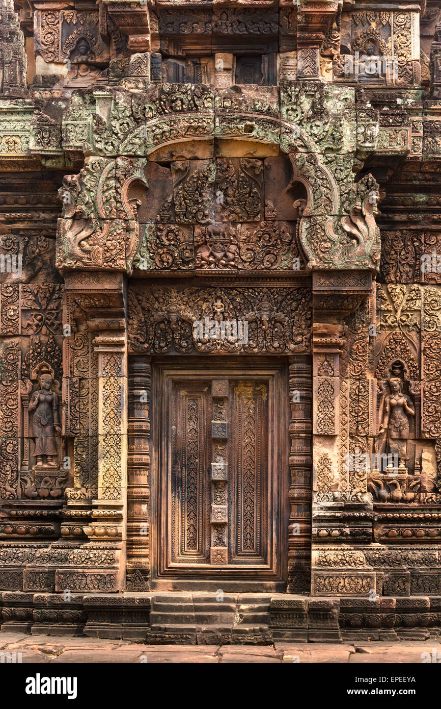 Entrée avec chiffres Devi en grès, Mandapa, Khmer Hindu temple Banteay Srei, Province de Siem Reap, Cambodge Banque D'Images