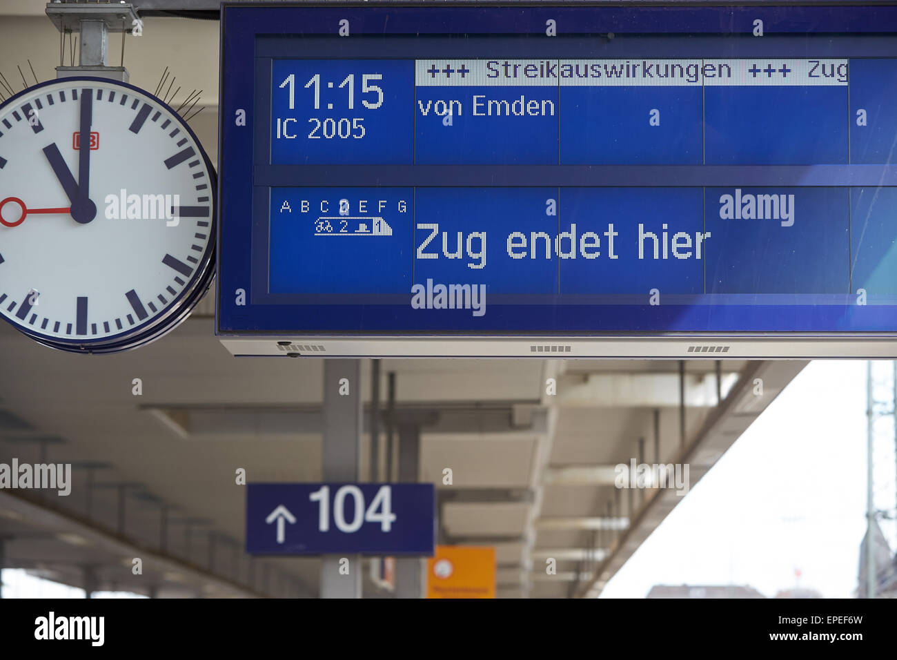 L'écran d'information à la gare principale, des trains annulés en raison de grève, Koblenz, Rhénanie-Palatinat, Allemagne Banque D'Images