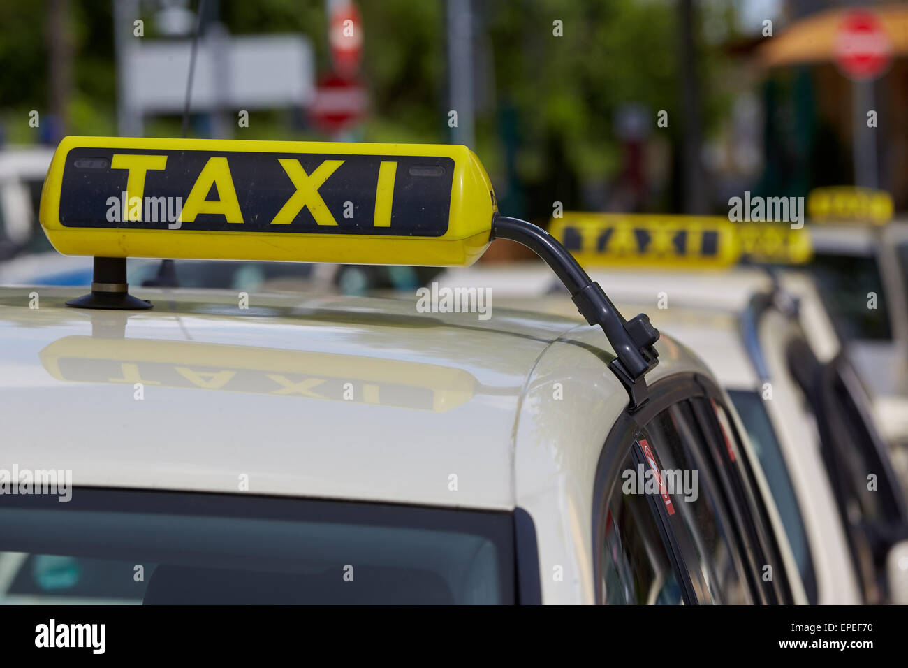 Des taxis qui attendent dans une ligne, Koblenz, Rhénanie-Palatinat, Allemagne Banque D'Images