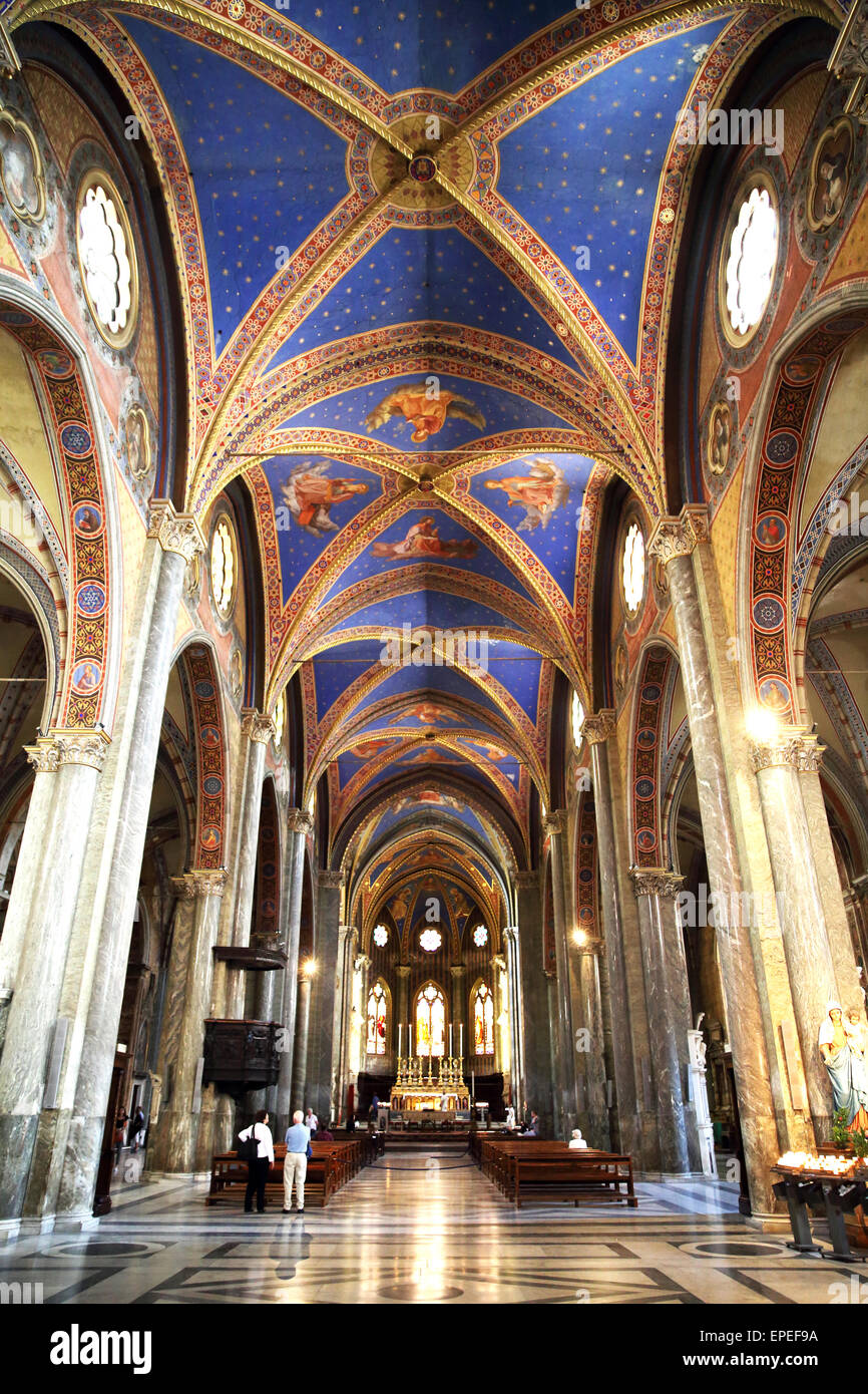 En regardant vers l'autel de l'église Santa Maria sopra Minerva à Rome, Italie Banque D'Images