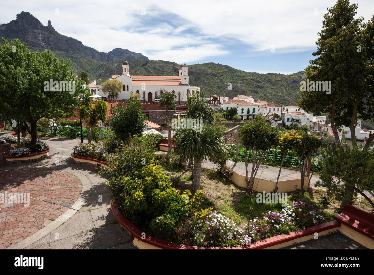 Tejeda townscape, petit parc et l'église, Gran Canaria, Îles Canaries, Espagne Banque D'Images