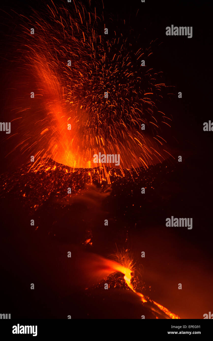 Les images spectaculaires de la dernière éruption du volcan Etna cratère ( 14 mai 2015 ) publié par le NSEC et le nouveau petit Banque D'Images